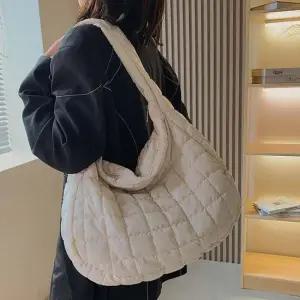 구름백 제니가방 퀄팅 크로스 구름백 보부상가방 아이보리