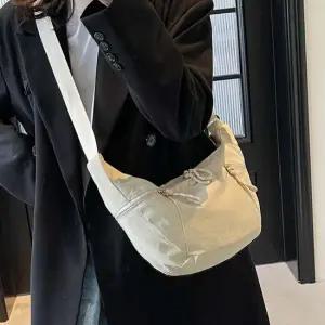 반달크로스백 나일론 크로스 가방 가벼운 여행 휴대폰 백 아이보리