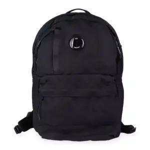 디몬트 CP컴퍼니 남성 렌즈 와펜 나일론 백팩(네이비) RCCMAC737A 005269G 888