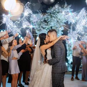 12-60Pcs 라이트 업 웨딩 반짝이 완드 리본 스 트리머 생일 콘서트 레이브를위한 종소리와 LED 실크 요정