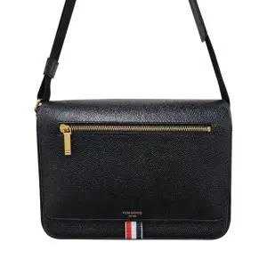 [명품] 25FW 삼선탭 페블 그레인 레더 리포터 크로스 백 블랙 MAG143B 00198 001