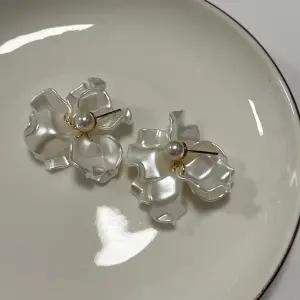 여자 하객룩 진주 플라워 셀프웨딩 꽃송이 귀걸이