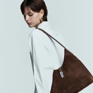 [닥스](강남점)DCBA6E177W3 [CLA] 다크브라운 스웨이드 체크 장식 포인트 숄더백