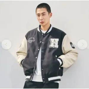 [롯데백화점]클라이드앤 남성 래터링 스타디움 점퍼 FNDJP431M