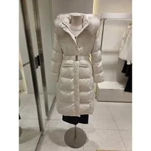 [SOUP](신세계 사우스시티) 폭스 탈부착 후드 벨티드 롱 구스 다운 점퍼 (SBCDO36)