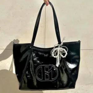 [헤지스](대전신세계)[H20크링클]시그니처 H패치 블랙 와이드 쇼퍼백 L (롱스트랩SET) (유광) HIBA5F528BK