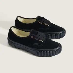 [롯데백화점]반스 프리미엄 어센틱 44 V-러그 스웨이드 블랙 VN000DBABLK