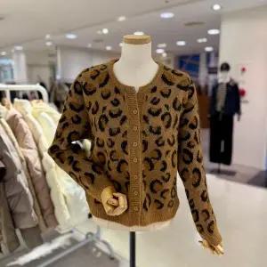 [대구백화점][스테파니]단추 호피 패턴 가디건(S25SW5447)