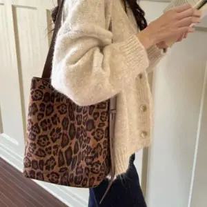 [하프클럽/]여성용 스트랩 레더 세무 클래식 크로스백