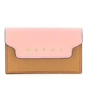 엠보스드 로고 사피아노 가죽 플랩 카드지갑 PFMOT05U23LV520 ZP059