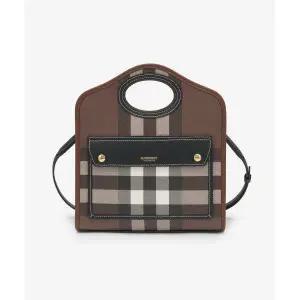 BURBERRY 로고 체크 포켓 토트백 다크 버치 브라운 / 8071386 8071386FW23 2938531