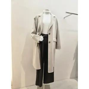 [롯데백화점]SOUP 등판 구스 싱글 투버튼 핸드메이드 코트 SBBHC3M1