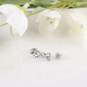 시후주얼리 화이트골드 시뮬럿다이아 러브 하트 쁘띠 귀걸이 EC513E_1 (WFKBVER)