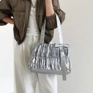 여성 숄더백 핸드백 광택 주름 가방 실버 (WFKI7EK)