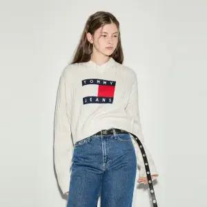 [공식][타미진스] 브이넥 센터 플래그 스웨터 (T32E6KTO11TWT1YBH)