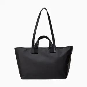 [롯데백화점]캘빈클라인 여성 CKJ 울트라라이트 러버라이즈드 롱데이 쇼퍼백 DH3509-001