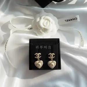 CC 로고 진주 펄 하트 드롭 이어링 AB9398