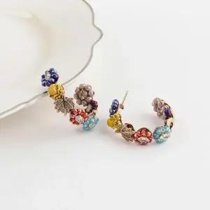 [셀러허브]여자 2종 꽃무늬 패션 비즈 키치룩 원석 귀걸이 (S13445597)