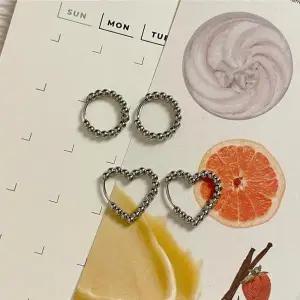 [셀러허브]여자 땡땡이 하이틴 실버 써지컬 하트 귀걸이 (S18886319)