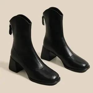 레이디슈 브이컷 스퀘어 레더 미들힐 숏 앵클부츠 0097