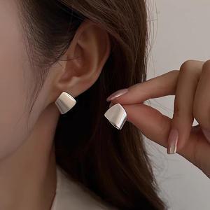 필레인 포인트 볼드 스퀘어 실버 여성 귀걸이