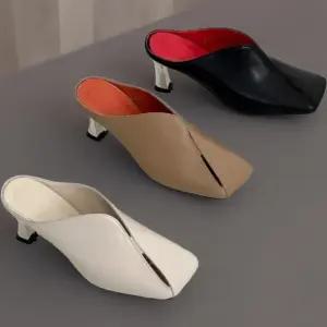 여성 독특한 가죽 트임 사각코 중간굽 뮬 신발