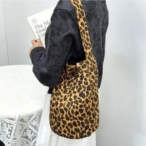 호피 원통 숄더백 레오파드 가방 탄브라운 (WFK43DT)