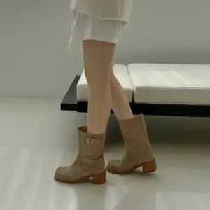 스웨이드 미들부츠 둥근코 스티치 디테일 버클 포인트 부츠 (WFJ5TPD)