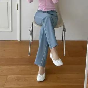 여자 통굽 플랫 신발 어글리 디자인 셔링 리본 장식 플랫슈즈 (WFJ5TPM)