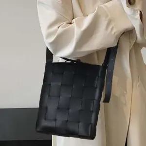 (CH1956Y) 대학생 소가 패션잡화 메신저 백 반달 여성