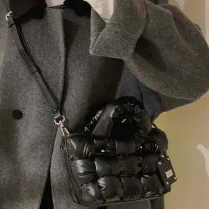 미니 크로스 시크 엠보 큐티백