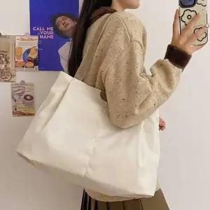 넉넉한 수납력 스퀘어 쉐입 빅 토트백 여성 숄더백 (WFK5UEW)