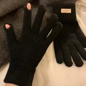 남녀공용 파스텔컬러 데일리룩 심플라벨 포인트 겨울 코디 아이템 장갑