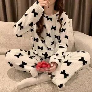 (색상/사이즈 아이보리_FREE)위드썸띵 블랙리본수면잠옷 잠옷 수면잠옷 커플잠옷 극세사잠옷 겨울잠옷 피치