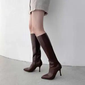 결혼식 하객 룩 겨울 여성 코디 슬림 스틸레토 롱부츠 (WFKBWDF)