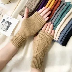 [위드기프트] 손이 자유로운 꽈배기 핸드워머