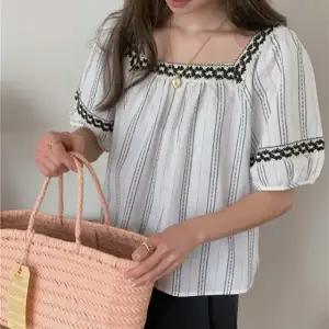 스퀘어넥 자수 여성 블라우스