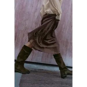 [정품] 자라 구두 데일리 워커 출근 ZARA 스웨이드 플랫 승마 부츠 - 브라운