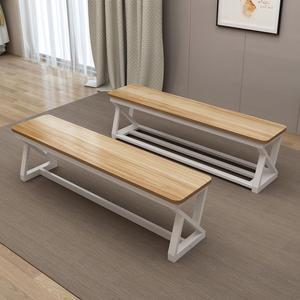 원목 긴 벤치 입구 문 신발 의자 탈의실 학교 대기실