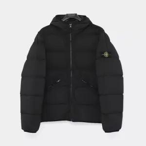 스톤아일랜드키즈 와펜로고 사선 지퍼포켓 후드 패딩 남아 자켓 K2S164100017 S0028 V0029/8A