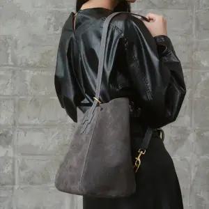 [헤지스](대구신세계)[H-EDGE][인기급상승][백화점BEST] 엣지백 시그니처 H 그레이 스웨이드 숄더 M HIB...