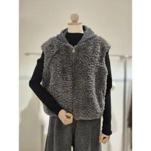[러브앤쇼](타임스퀘어점패션관)니트 후드 뽀글이 집업 베스트 (GCFLGVT01)