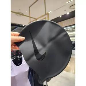 [나이키스윔](의정부점)남녀공용 빅 스우시 실리콘수모 블랙 NESSG122-001