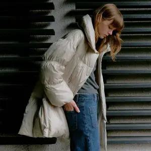 [조이그라이슨](강남점)Shirring High Neck Down KD4WH4220_9B