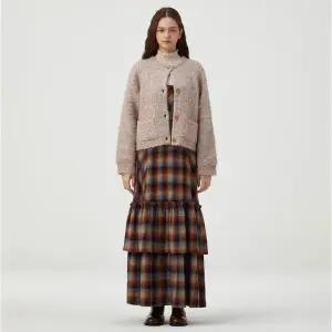 갤러리아 [써스데이아일랜드]2025 F/W 라운드넥 부클 니트 가디건 (T258MCD255W)