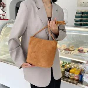 여성 스웨이드 숄더백 2way 크로스 데일리백 부드러운 겨울가방 캔버스백 숄더백 직장인 캐쥬 노트북백
