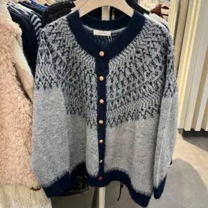 밀스튜디오 HC06 라운드 요크 가디건 배색 라운드 요크 가디건 LRBCDS209NAO