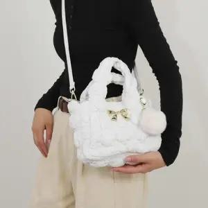 남성가방 숄더백 여자 큐티 퀼팅 리본 폼 입체 핸드백 WFJX24F