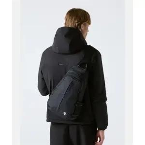 데상트 트레이닝 라지 슬링백 블랙 SR123TBG10 SR123TBG10_BLK0 290306