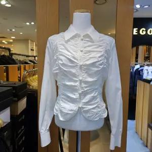 [에고이스트]셔링포인트라운드밑단슬림핏블라우스/ER1WB261_BP